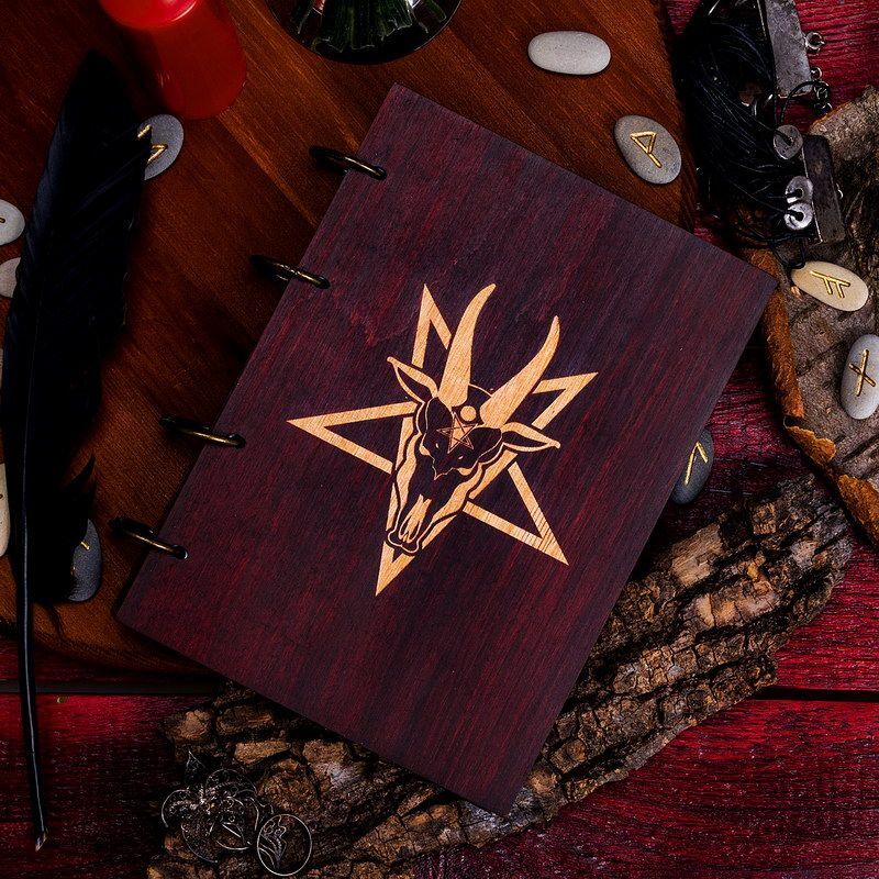 

Книга Теней "Звезда Бафомета" в деревянной обложке