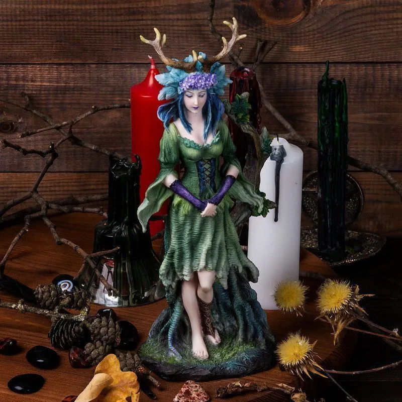 Алтарная статуэтка "Лесная госпожа" цветная