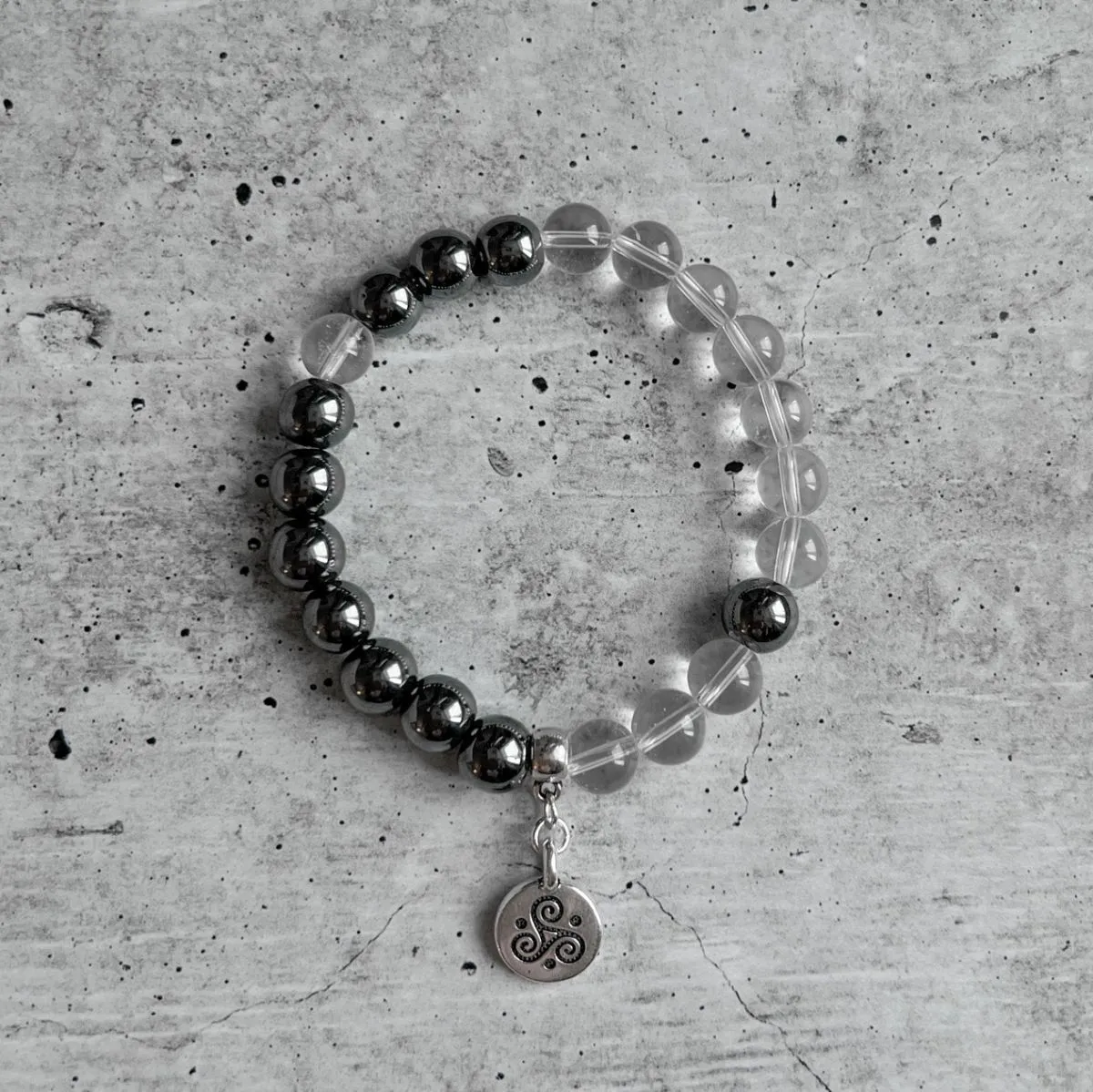 Браслет из гематита и горного хрусталя с трикселем