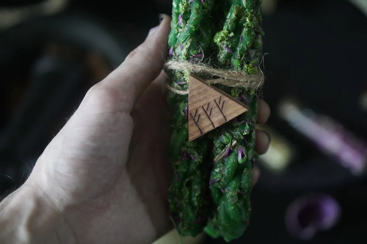 Восковая свеча "Тройной магнит" с амулетом