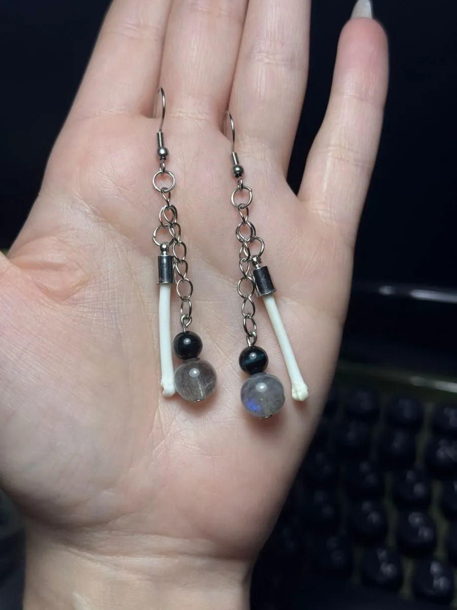 Серьги "Защита лесного духа" с косточками куниц, соколиным глазом и лабрадоритом