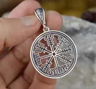 Серебряная подвеска "Вегвисир"