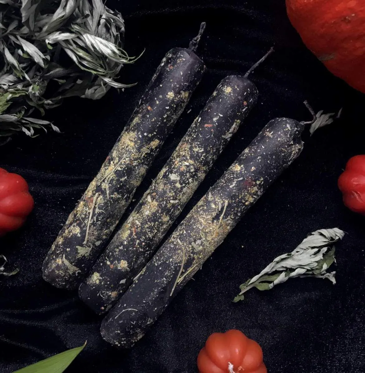 Свеча катаная с серебряной полынью