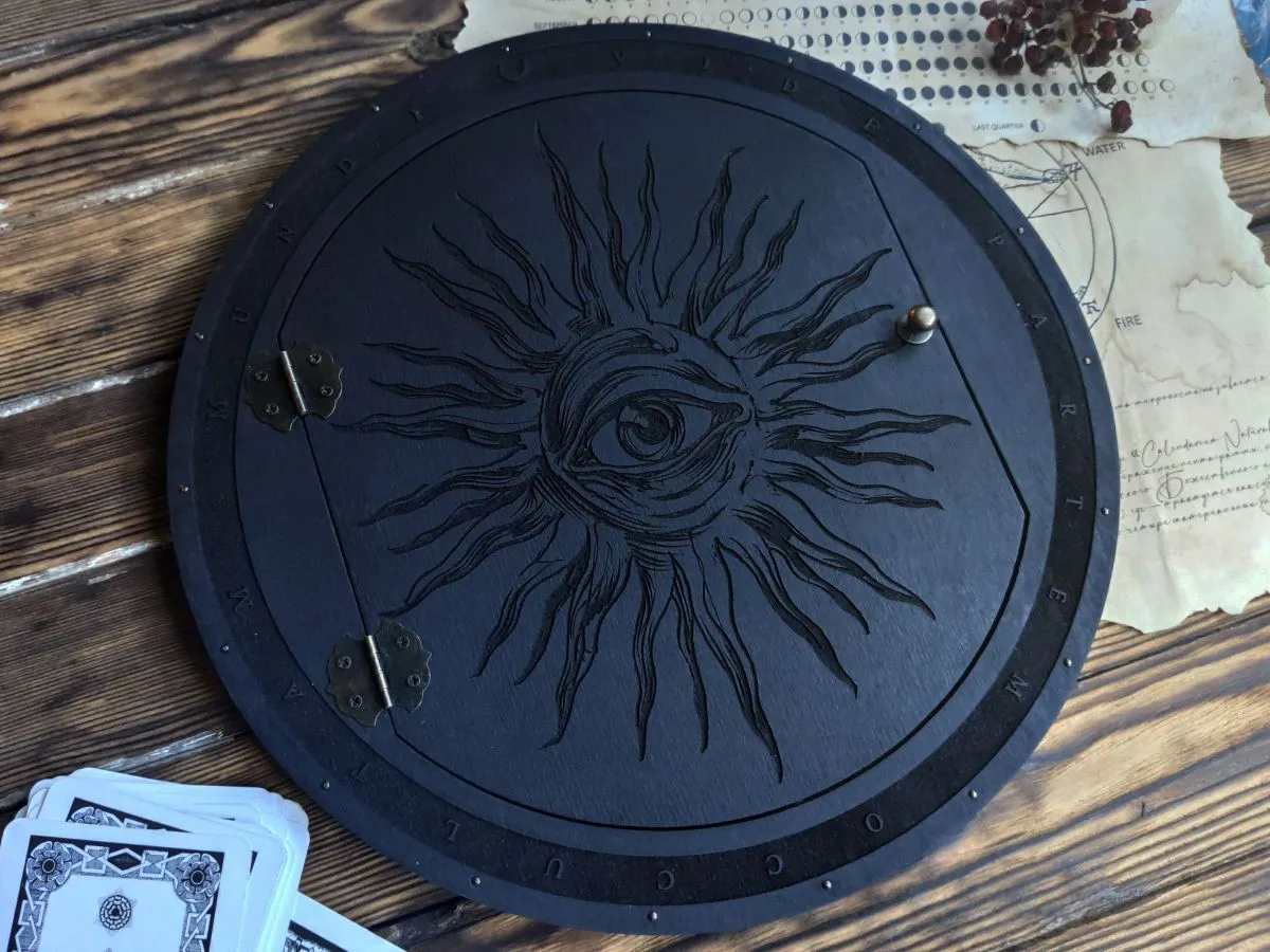 Черное зеркало "Восход Истины" в раме с защитной створкой