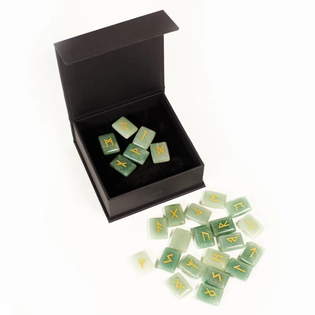 Набор рун из зелёного авантюрина, подарочная упаковка
