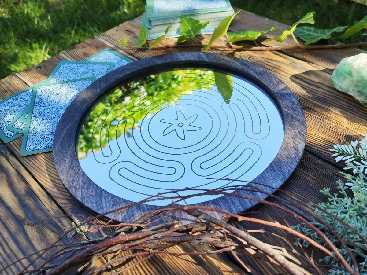 Светлое зеркало для практик "Знак Гекаты" с резьбой, в деревянной раме