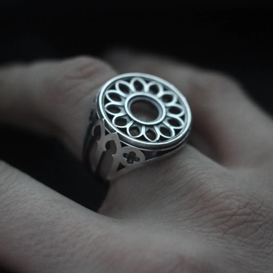 Посеребренное кольцо-печатка "Готическая роза"