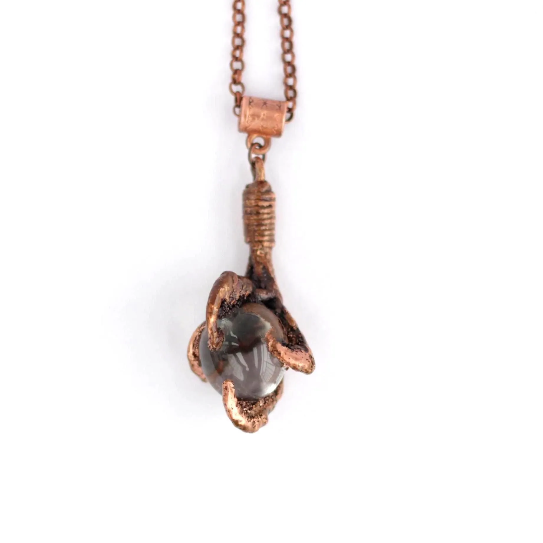 Подвеска "Птичья лапка" с камнем и кожаным шнурком, в ассортименте 