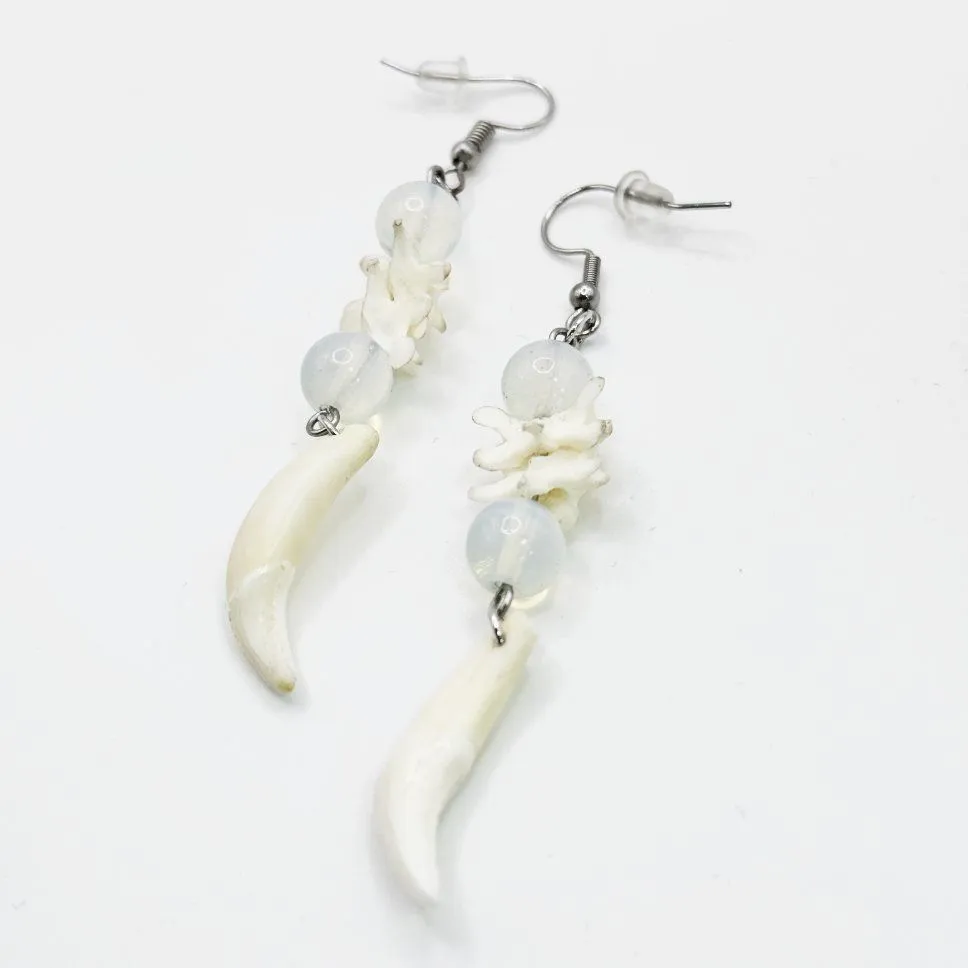 Серьги "Сила баланса" с клыками лис, позвонками ящерицы и опалитом