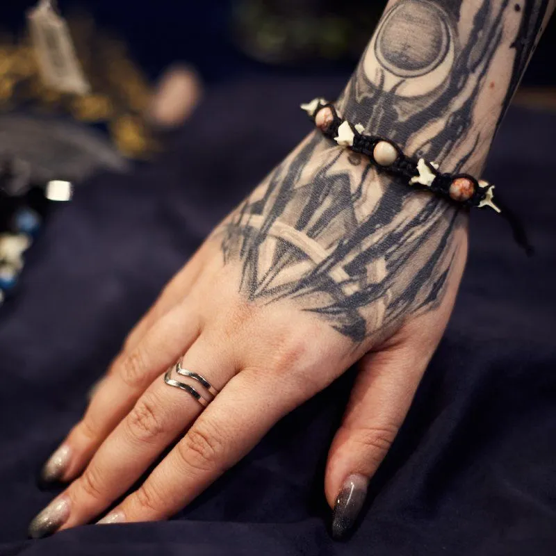 Браслет "Мудрое решение" с позвонками змей и розовой яшмой