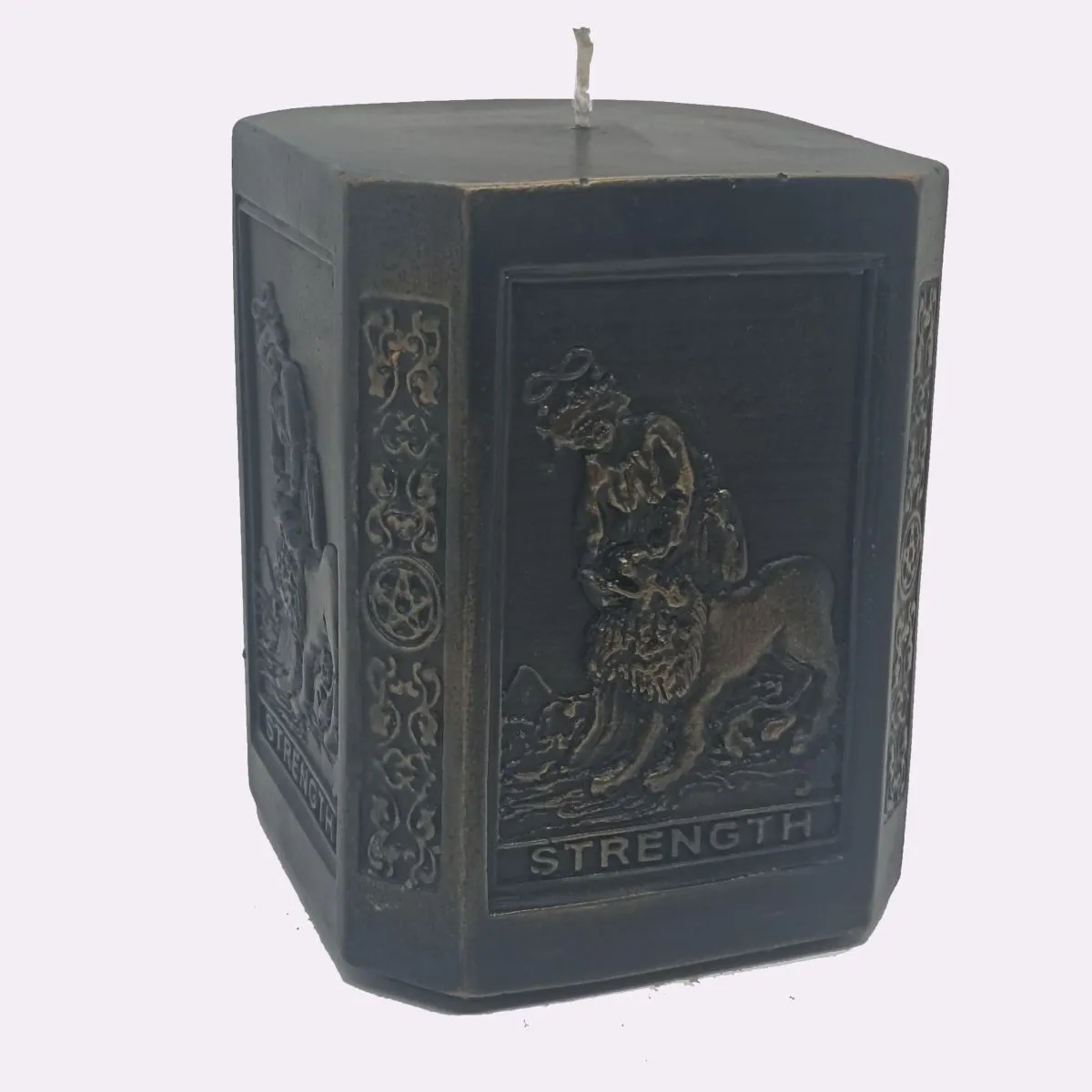 Свеча аркана Таро "Сила" с объемными изображениями карты