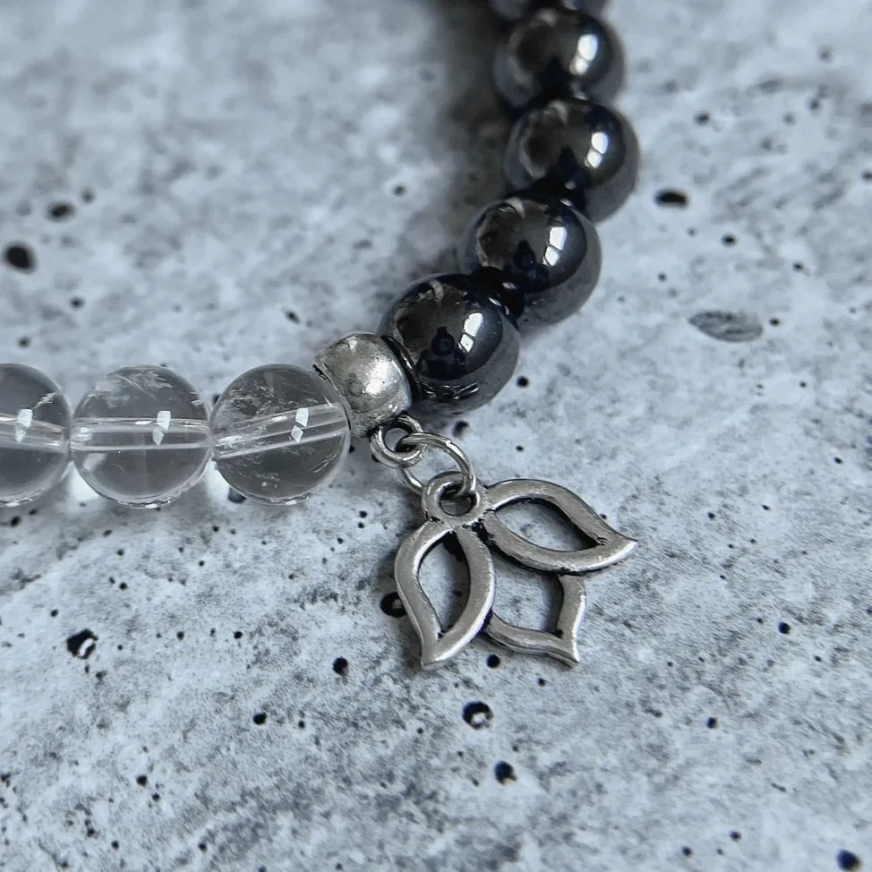 Браслет из гематита и горного хрусталя с лотосом