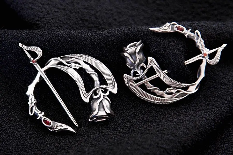 Серебряная заколка-фибула "Принц Корвин"