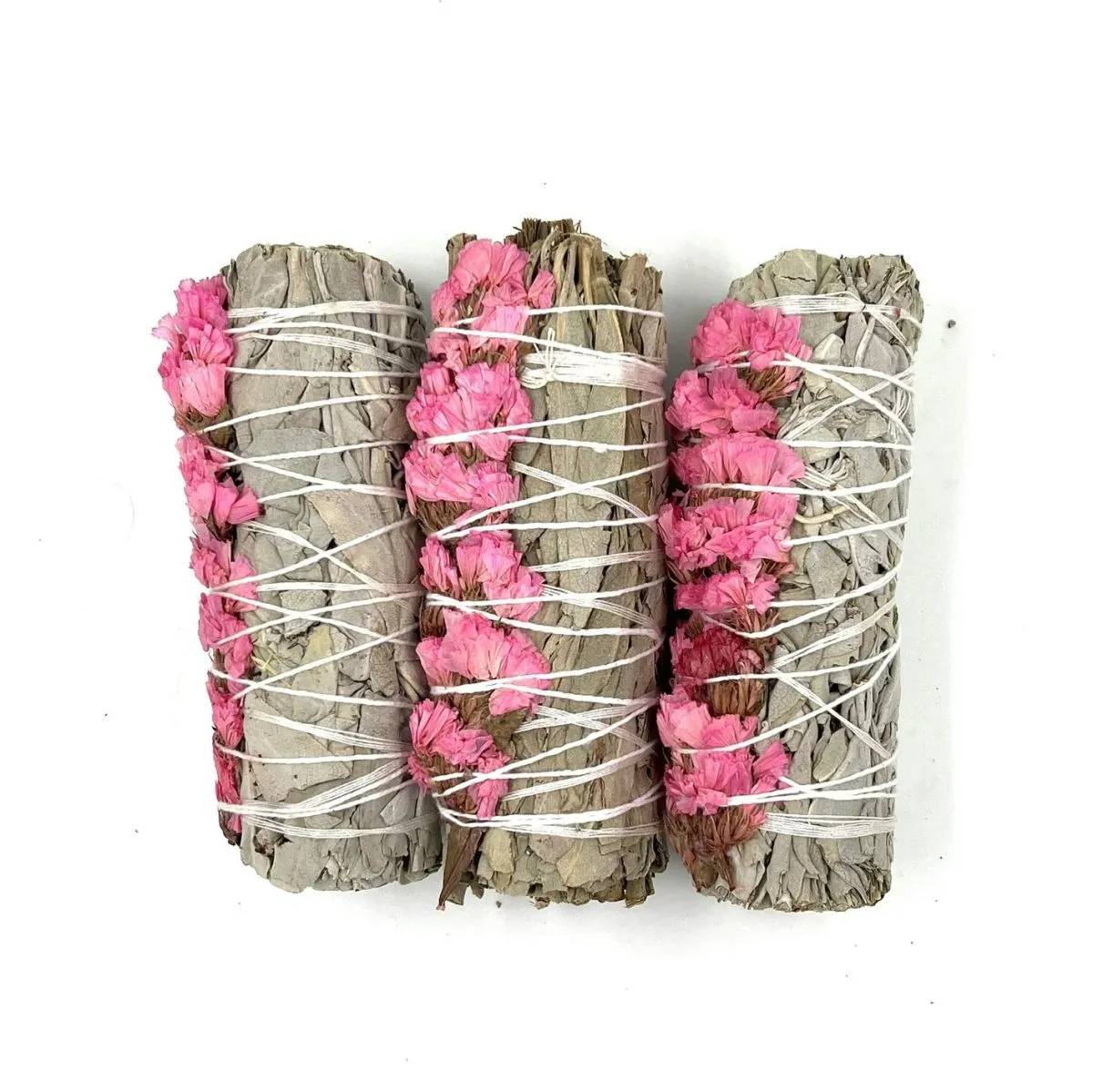 Скрутка белого шалфея с цветами розовой статицы