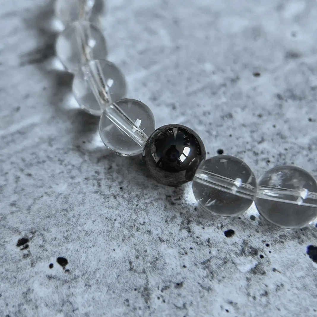 Браслет из гематита и горного хрусталя с лотосом