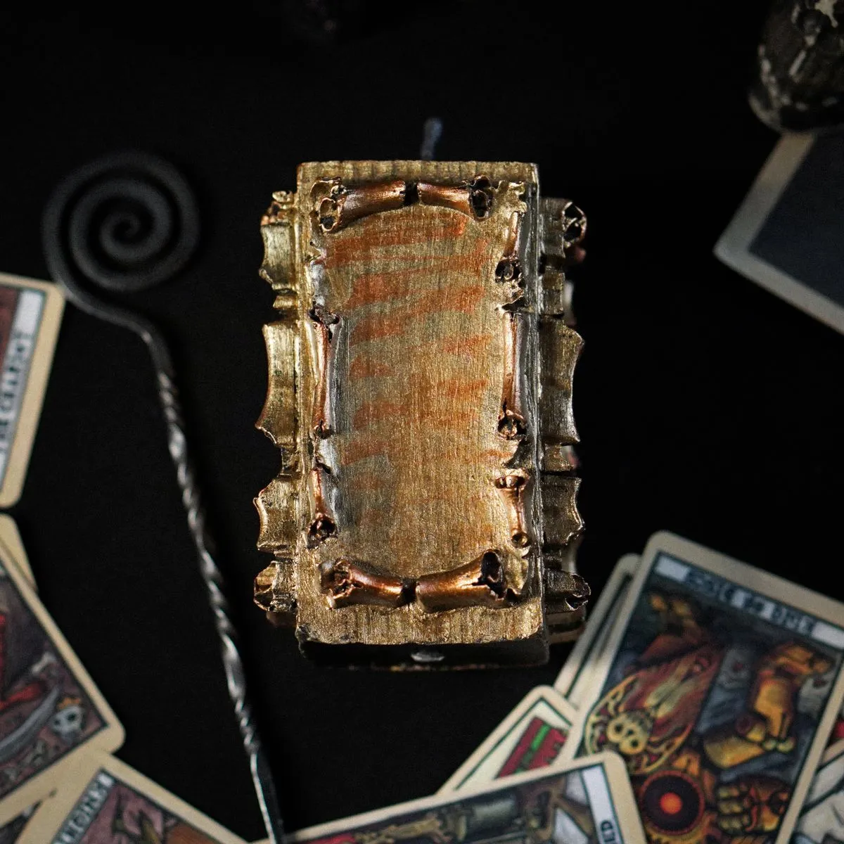 Свеча "Свиток Желаний" с кованым шилом