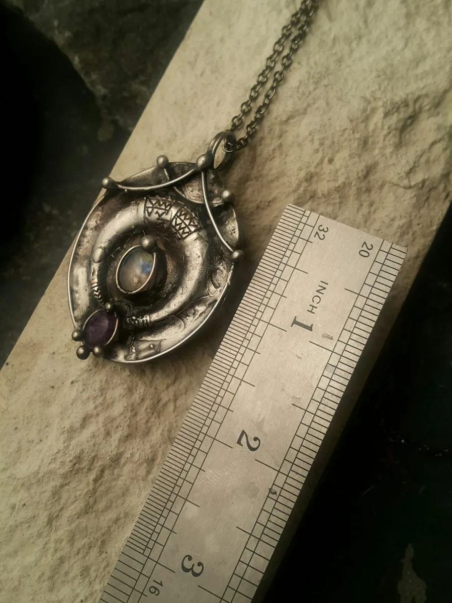 Подвеска "Новое имя магии" с чароитом и лунным камнем