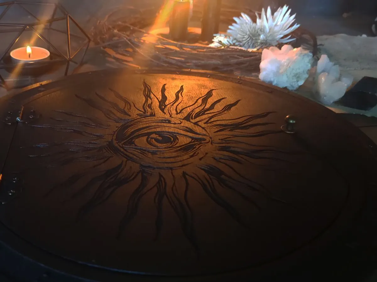 Черное зеркало "Восход Истины" в раме с защитной створкой