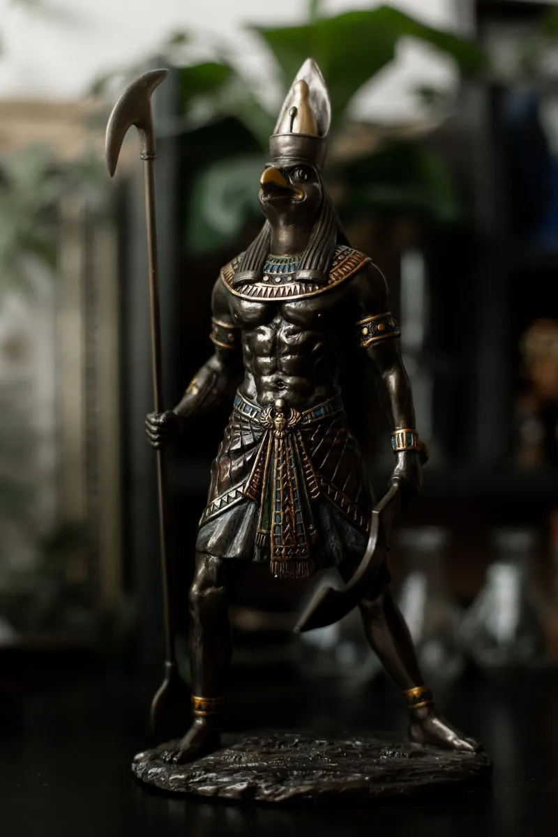 Алтарная статуэтка ''Гор, бог неба и солнца, защитник от зла''