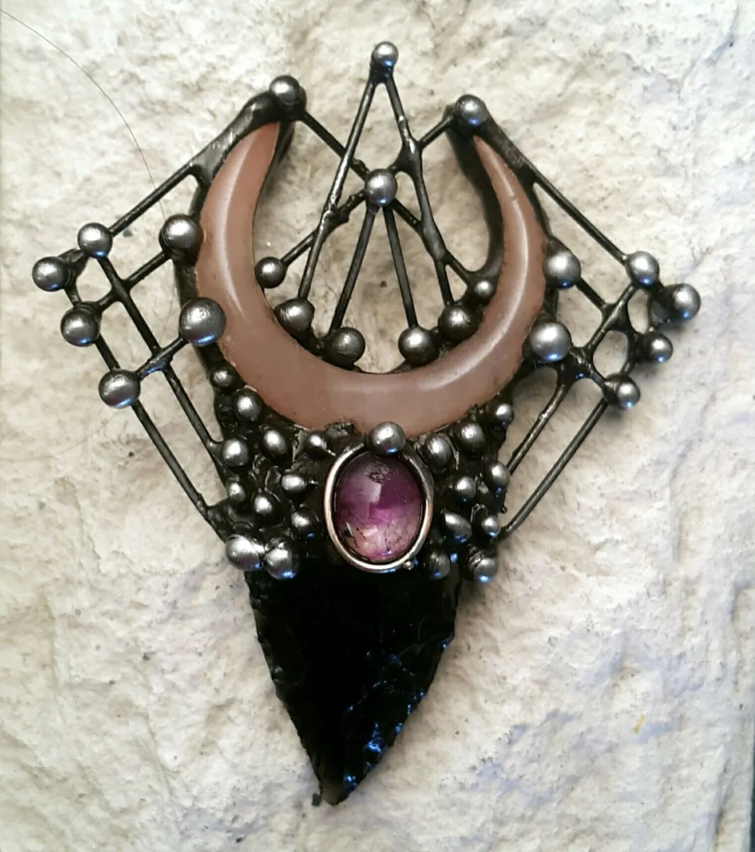 Подвеска "Танец Хатхор" с обсидианом, флюоритом и лунницей из розового кварца