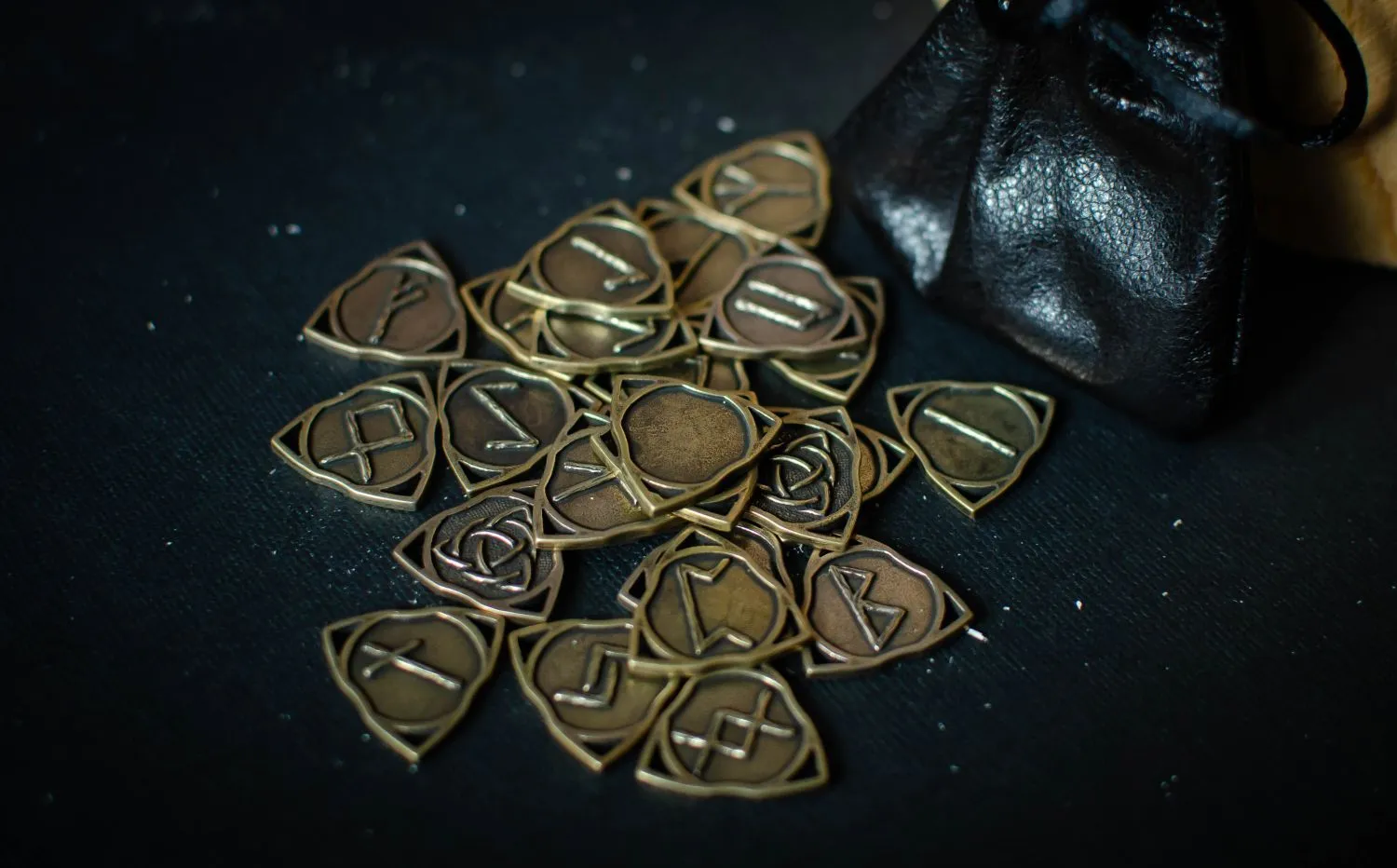 Набор скандинавских рун-амулетов "Бронзовый век"