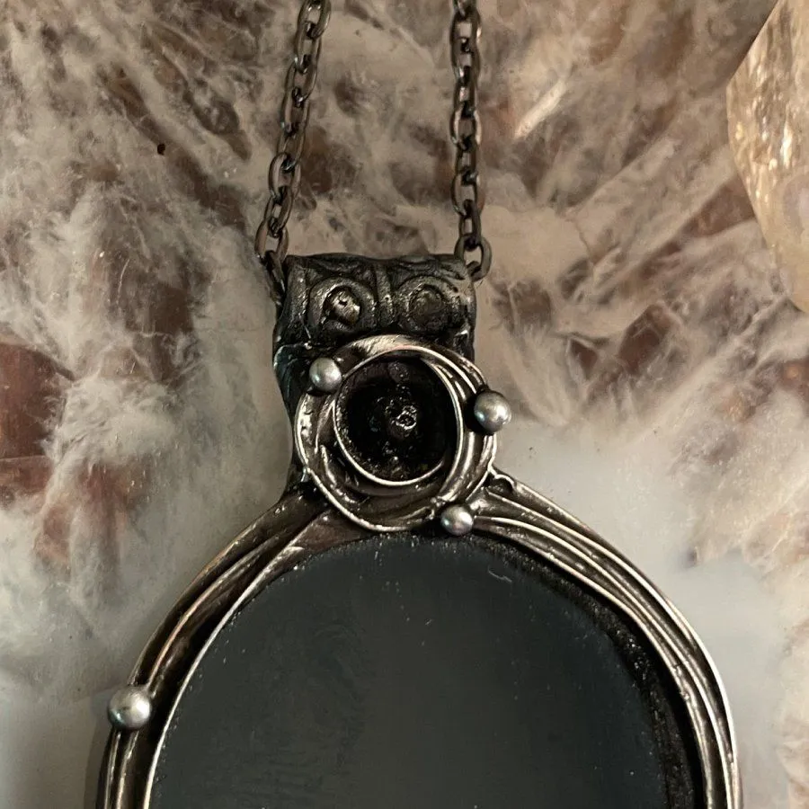 Кулон "Чёрное зеркало"