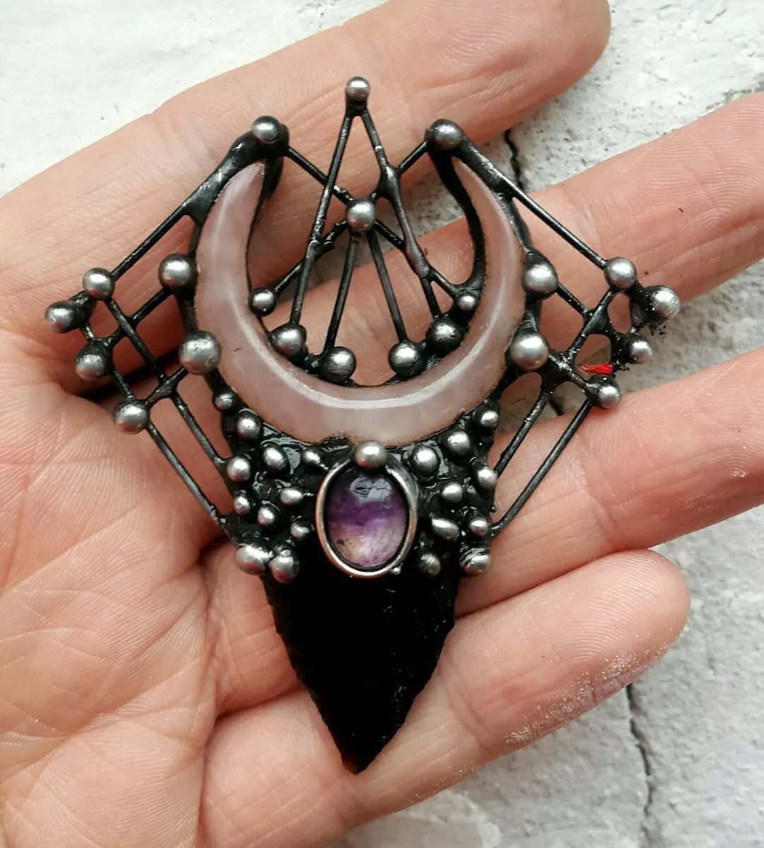 Подвеска "Танец Хатхор" с обсидианом, флюоритом и лунницей из розового кварца