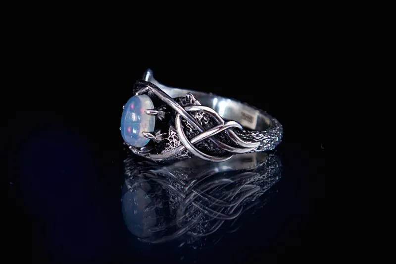 Серебряное кольцо "Другая сторона" со светлым опалом