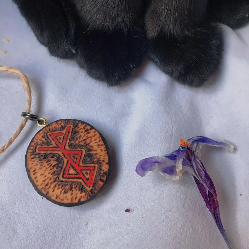 Свеча "На мягких лапах" с амулетом