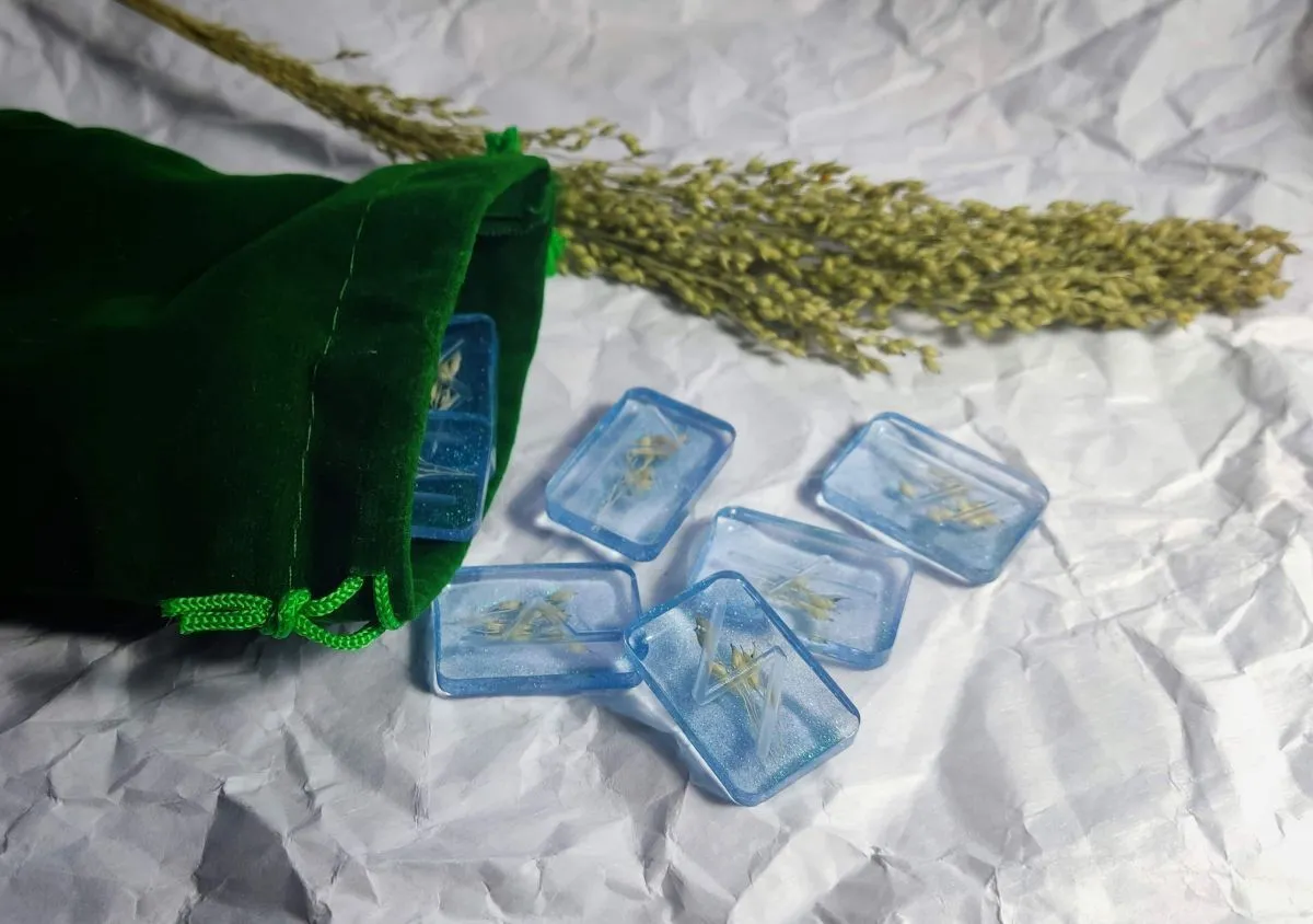 Набор рун "Жатва" (24 руны из эпоксидной смолы + мешочек)