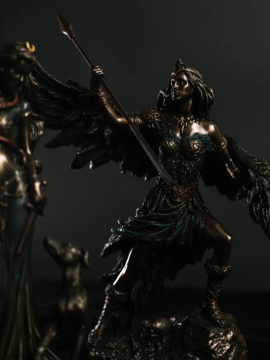 Алтарная статуэтка "Морриган, ирландская богиня-воительница"
