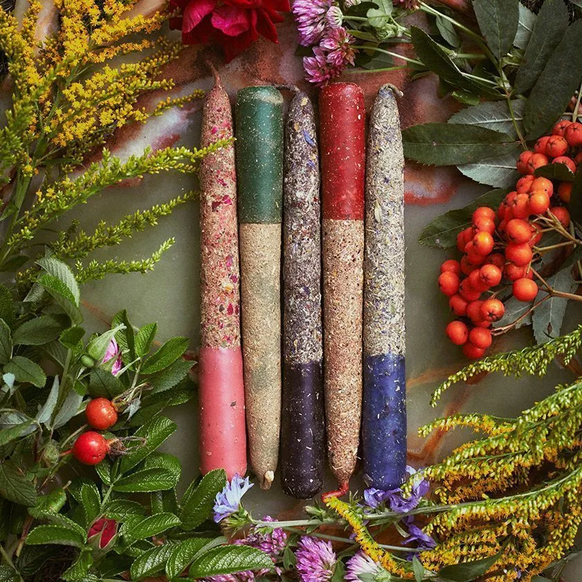 Свеча восковая красная с травами "Любовники"