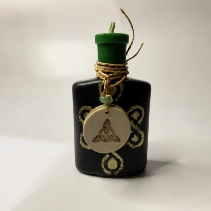 Свеча "Ведьмина бутылочка" с амулетом на богатство