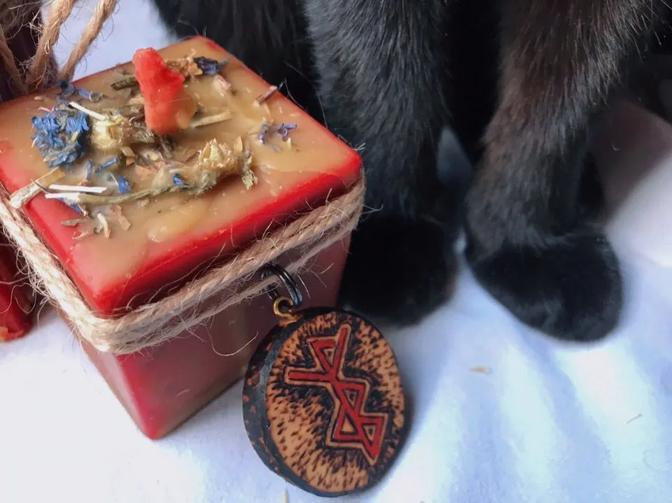 Свеча "На мягких лапах" с амулетом