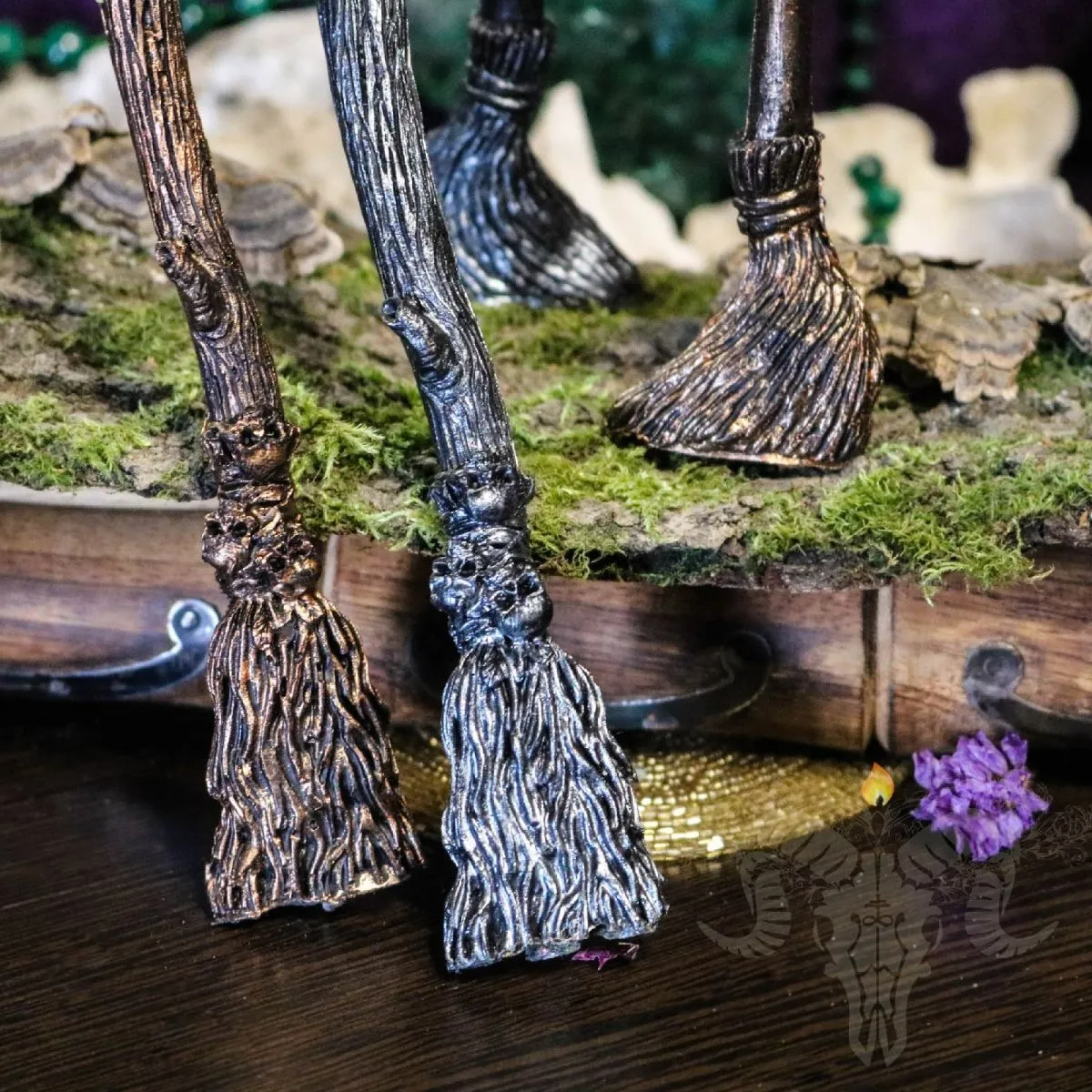 Свеча "Метла" с серебряной полынью