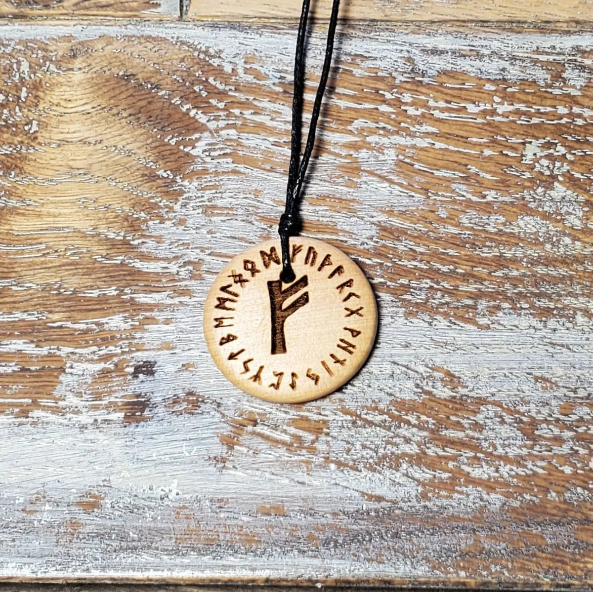 Амулет из можжевельника с руной Феху