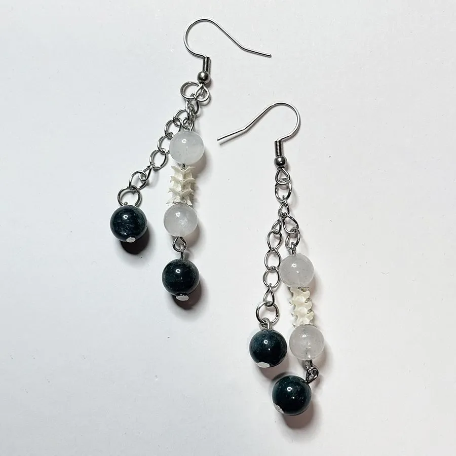 Серьги "Мудрая трансформация" со змеиными позвонками, лунным камнем и апатитом