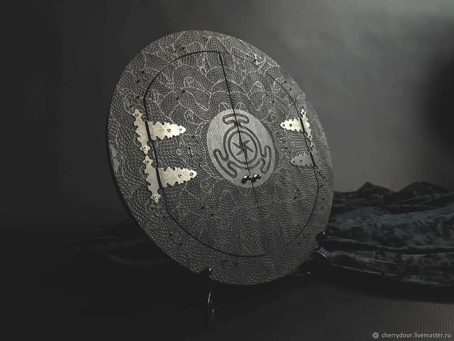 Черное зеркало "Ночь Гекаты" в раме с защитными створками