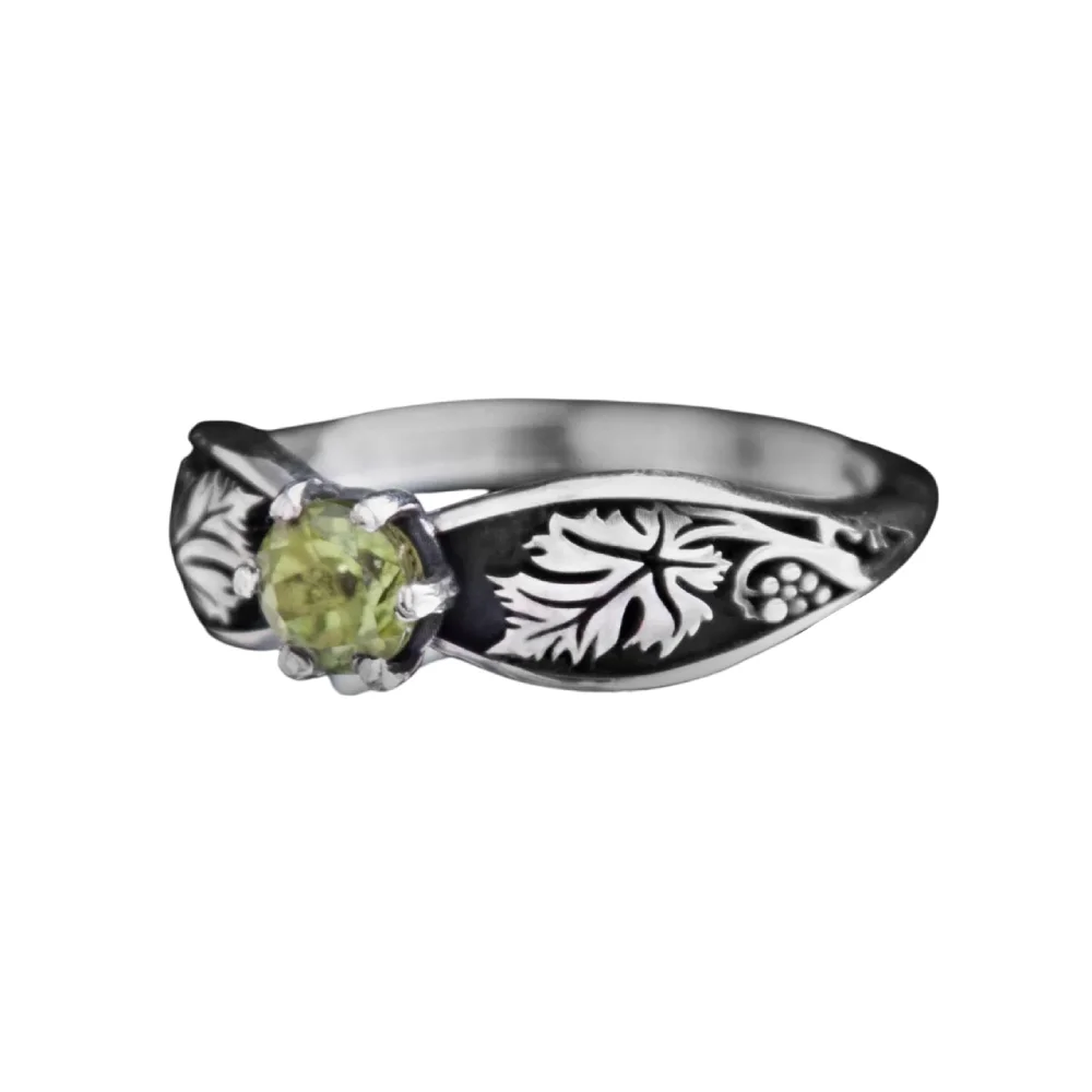 Серебряное кольцо "Непрерывность жизни" с хризолитом, р-р 18