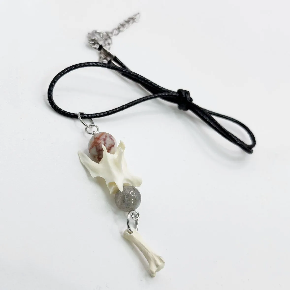 Подвеска "Магический Дар" с позвонком куницы и лисы, лабрадоритом и розовой яшмой