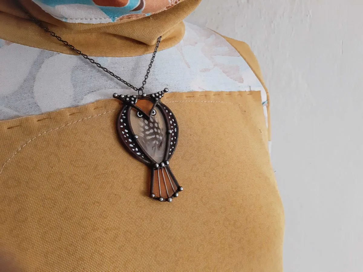 Подвеска "Охота на солнце" из витражного стекла и пера совы