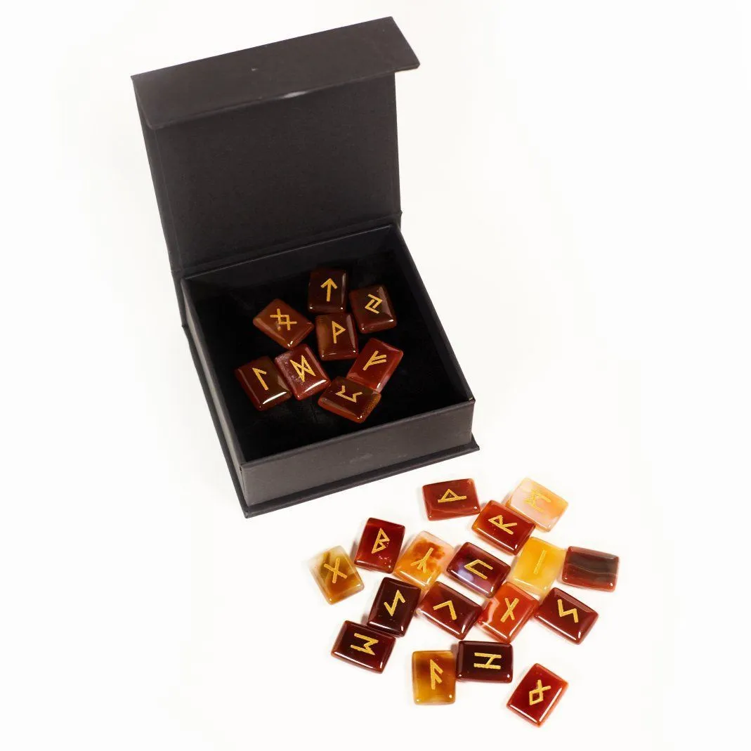 Набор рун из сердолика, подарочная упаковка