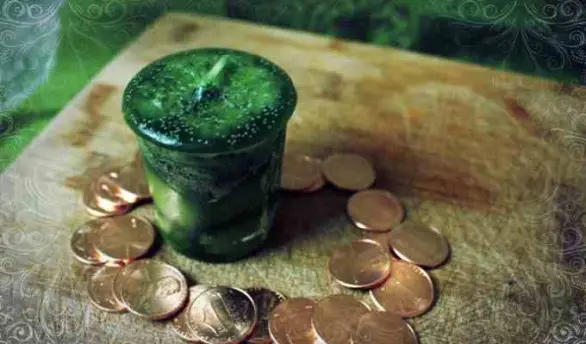 Ритуал с зеленой свечой для привлечения денег