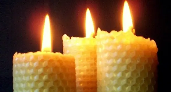 Как сделать свечу из вощины: 3 простых способа