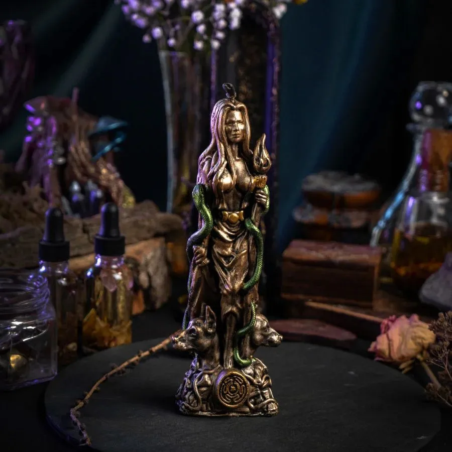 Свеча "Трехликая Геката", восковая, фигурная