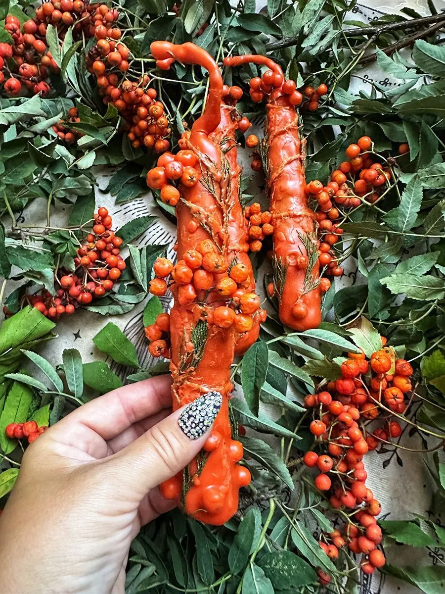 Катаная живая свеча "Два осенних урожая" с рябиной