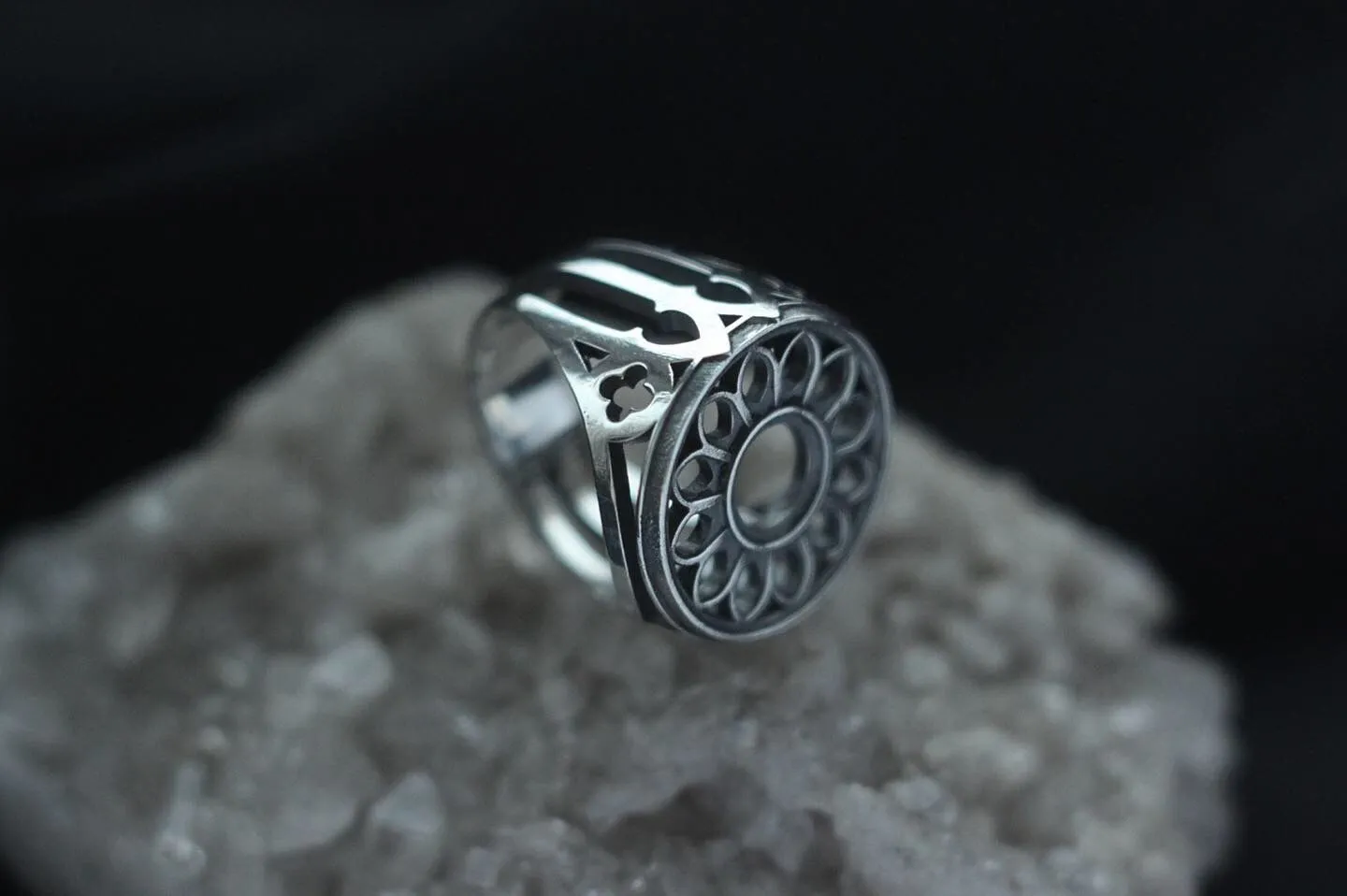 Посеребренное кольцо-печатка "Готическая роза"