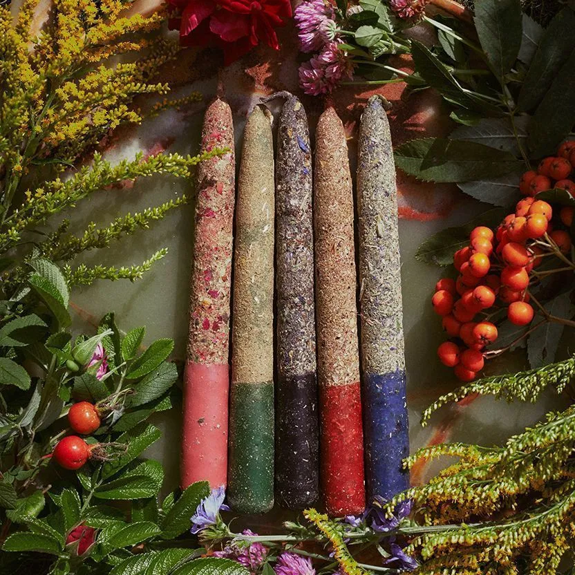 Свеча восковая черная с травами "Страж"