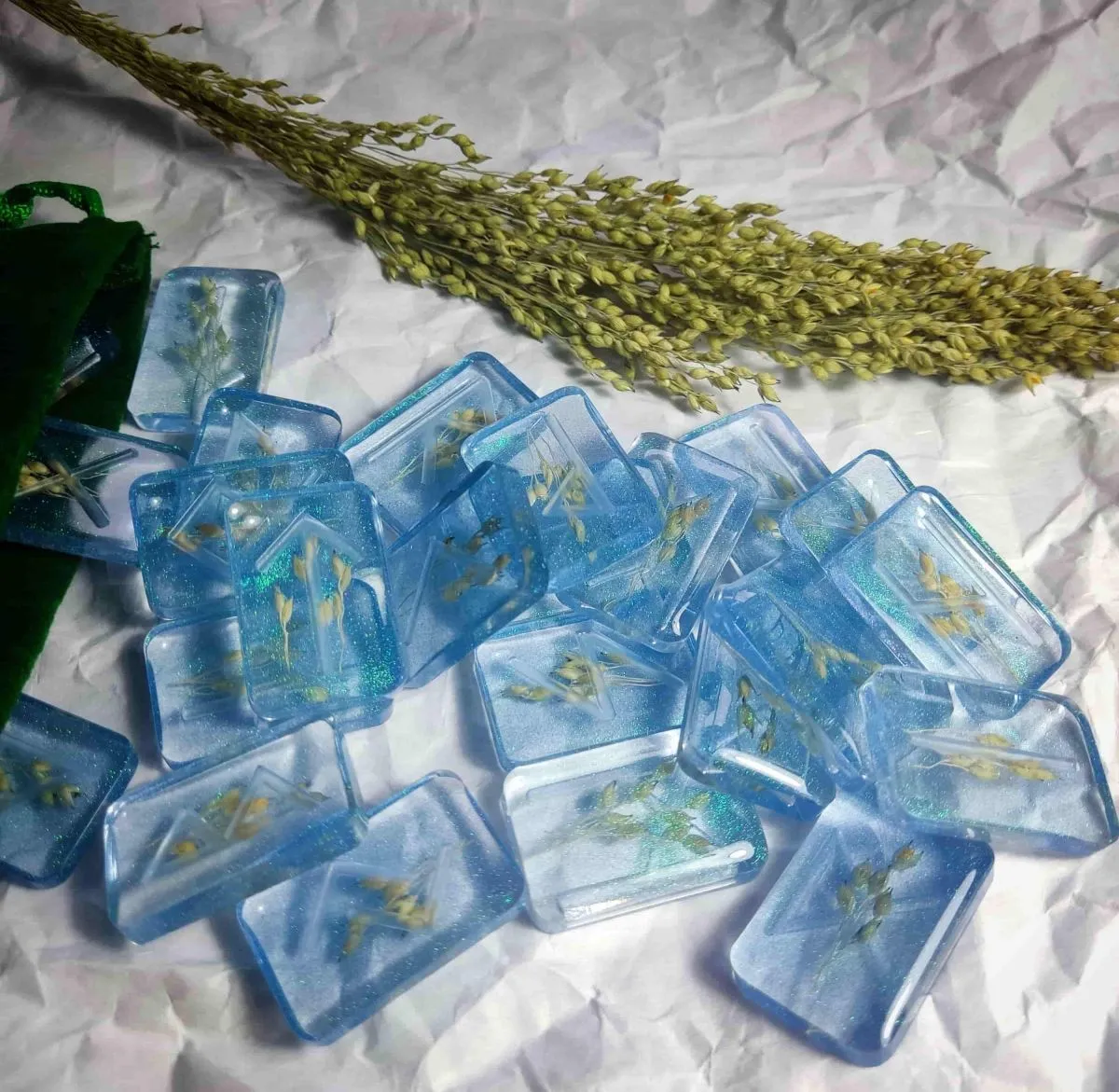 Набор рун "Жатва" (24 руны из эпоксидной смолы + мешочек)