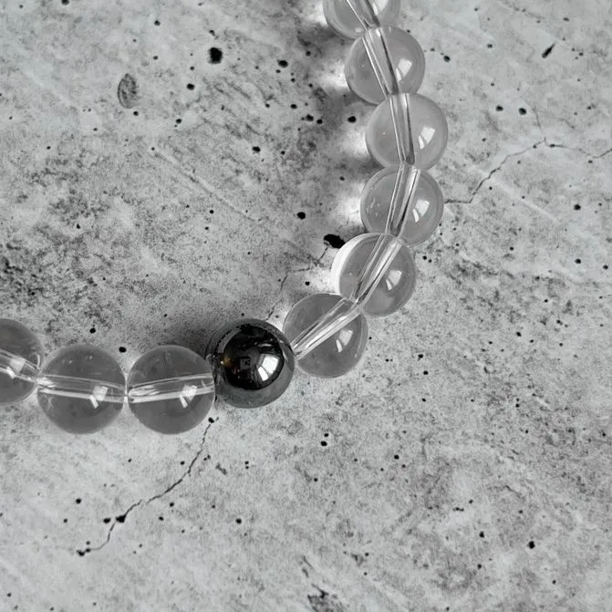 Браслет из гематита и горного хрусталя с трикселем